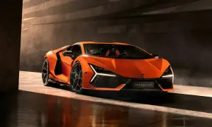 Pomarańczowy Lamborghini Revuelto, którego cena jest astronomiczna, błyszczy w półmroku.