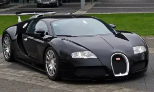 Czarny Bugatti Veyron, symbol luksusu i osiągów. Jego imponująca bugatti veyron cena odzwierciedla wyjątkowość tego supersamochodu.