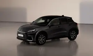 Ciemnoszary Lexus LBX z czarnym dachem, elegancki SUV. Sprawdź jego atrakcyjną lexus lbx cenę.