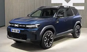 Nowy Dacia Bigster w ciemnoniebieskim kolorze, z nowoczesnym grillem i felgami. Czekamy na jego cenę!