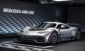 Srebrny Mercedes-AMG ONE z aerodynamicznymi wlotami i charakterystycznym wzorem gwiazdek na karoserii.