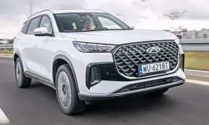 Biały Chery Tiggo 8 w ruchu drogowym. Sprawdź atrakcyjną chery tiggo 8 cena i wybierz swój nowy samochód.