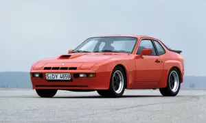 Pomarańczowy Porsche 924 Targa z lat 80. na pustej drodze.