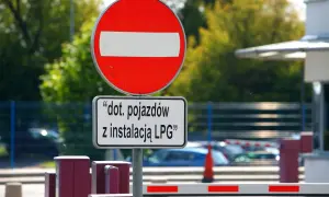 Znak B2 "zakaz wjazdu" z tabliczką informującą, że dotyczy pojazdów z instalacją LPG.