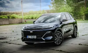 Czarny Geely Starray EM-i na Road Tour, gotowy na przygodę.