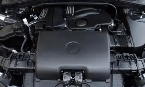 Silnik BMW 118d, czysty i zadbany, gotowy do drogi.
