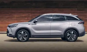 Srebrny SUV z nowoczesnym designem, idealny na rodzinne wycieczki. Sprawdź atrakcyjną baic 7 cenę!