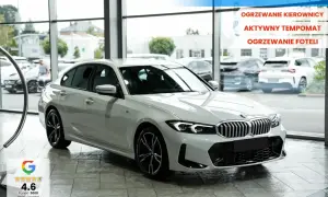 Białe BMW 318i z podgrzewaną kierownicą i fotelami, aktywnym tempomatem, gotowe do szybkiego odbioru.