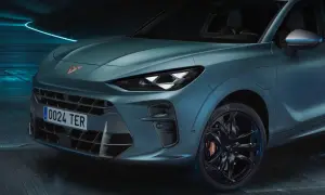 Nowy Cupra Terramar w matowym, turkusowym kolorze, z czarnymi felgami i niebieskimi akcentami. Sprawdź jego cenę!