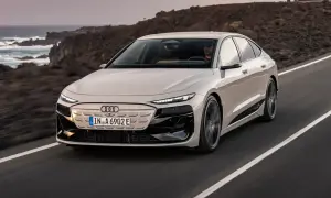 Elegancki Audi A6 e-tron sunie po malowniczej drodze nad oceanem.