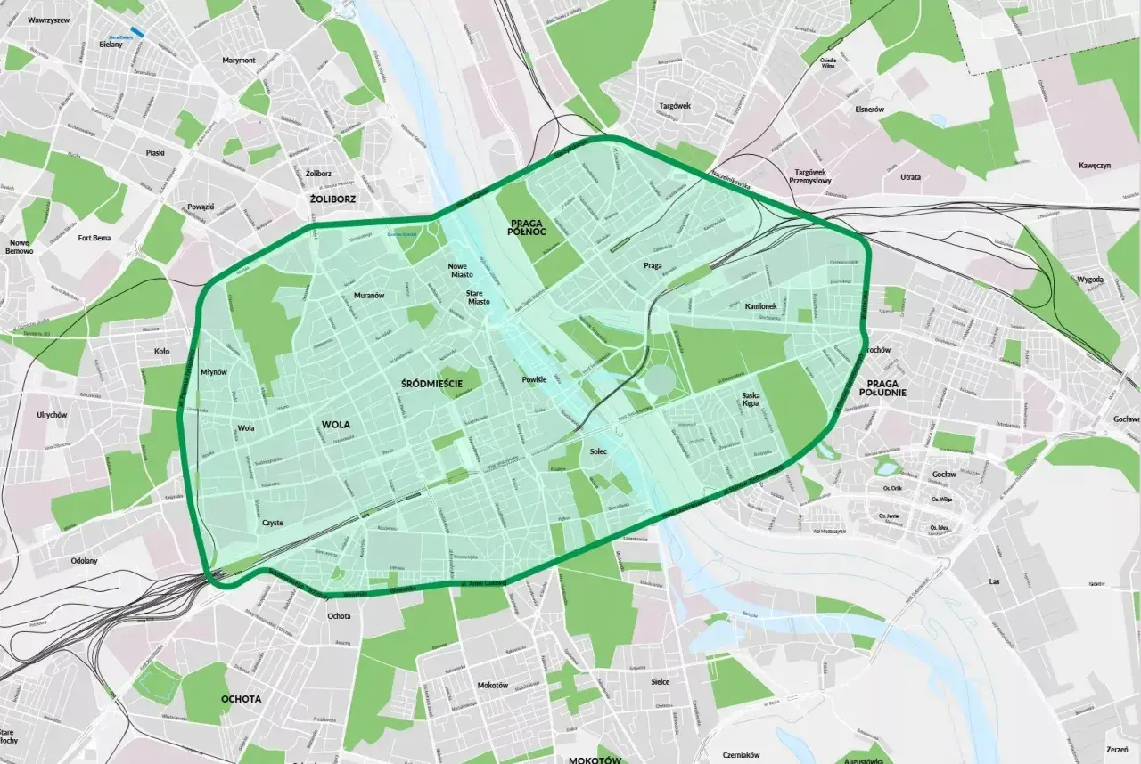 Mapa Warszawy z zaznaczoną zieloną obwódką: strefa czystego transportu obejmuje Śródmieście, Wola, Praga Północ i Południe.
