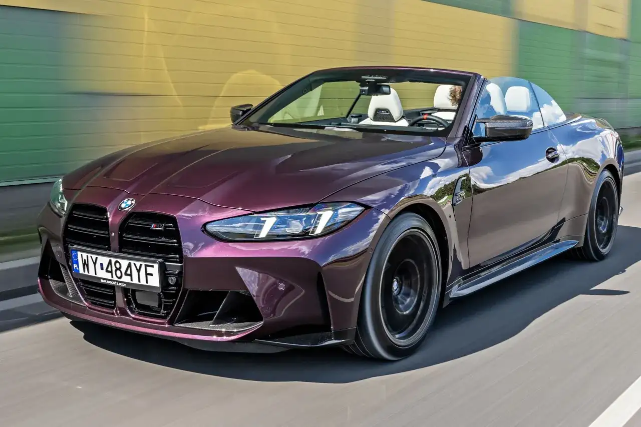 Fioletowe BMW M4 Cabrio na drodze. Sprawdź aktualną bmw m4 cena i poczuj wolność jazdy.