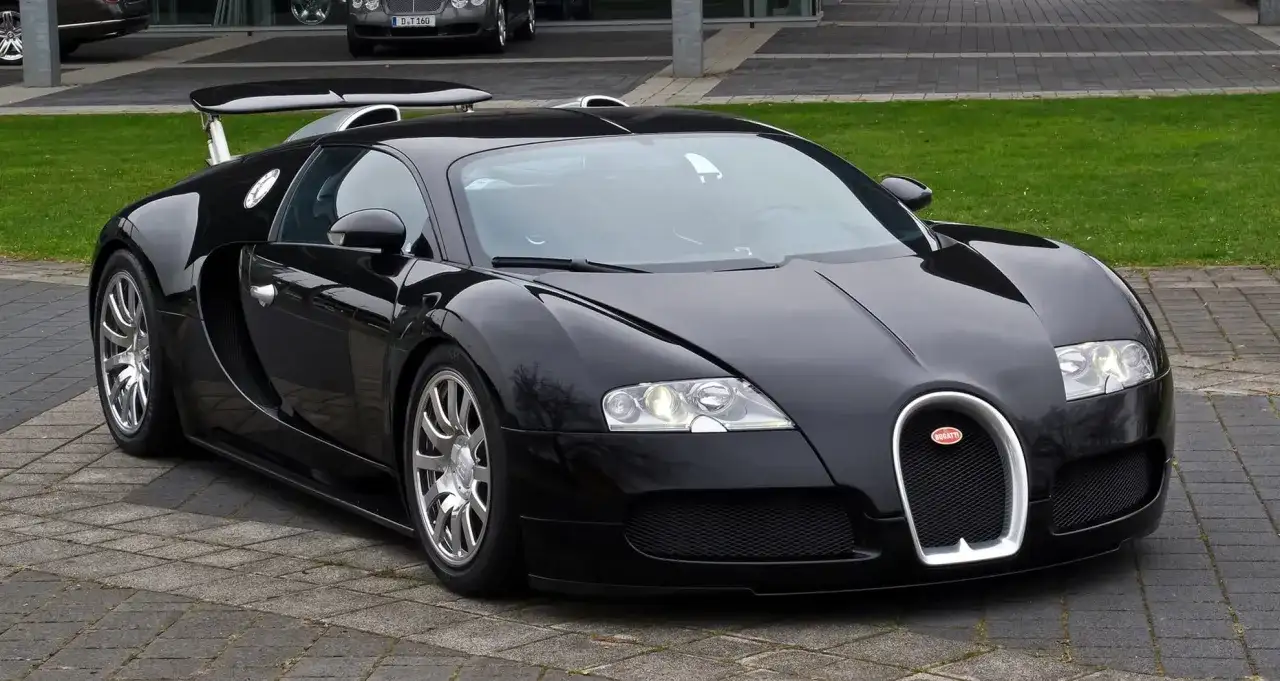 Czarny Bugatti Veyron, symbol luksusu i osiągów. Jego imponująca bugatti veyron cena odzwierciedla wyjątkowość tego supersamochodu.