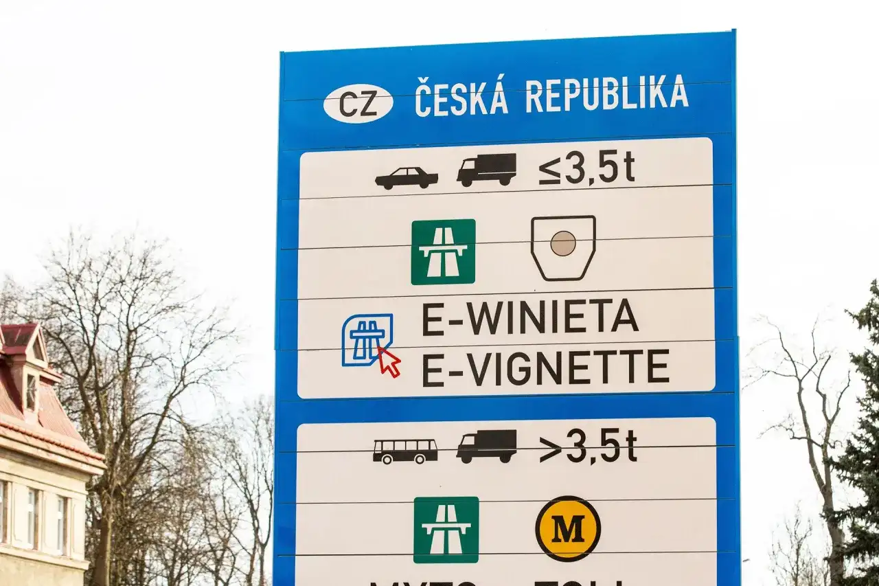 Znak informuje o opłatach drogowych w Czechach. Dowiedz się, ile kosztuje winieta na Czechy dla pojazdów do 3,5t i powyżej.