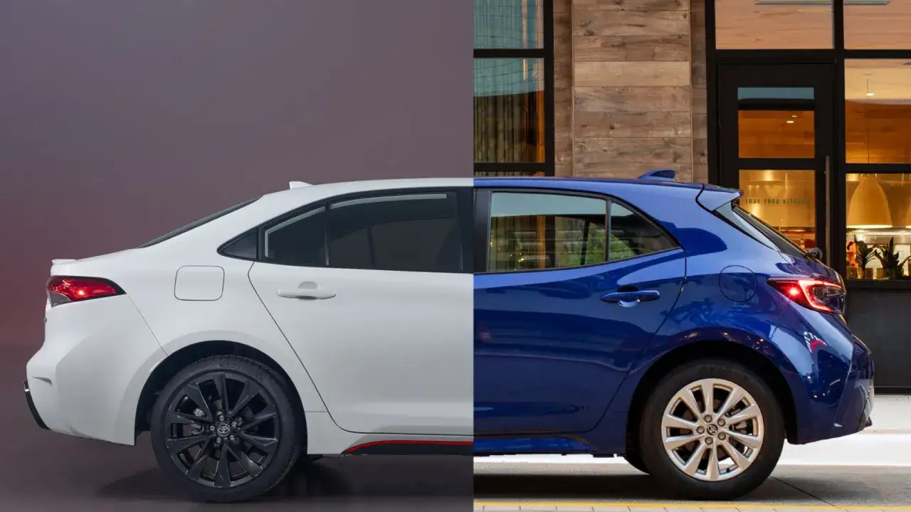 Biały sedan i niebieski hatchback stoją obok siebie, prezentując różne style nadwozia.