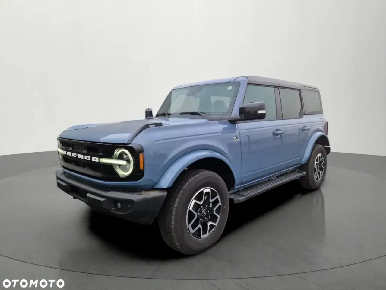 Niebieski Ford Bronco gotowy na przygodę.