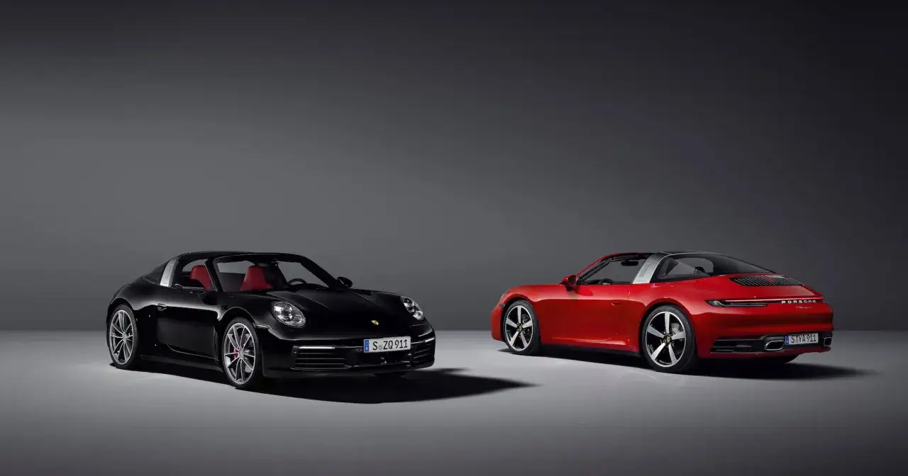 Dwa Porsche 911 Targa, czarne i czerwone, z czerwonymi wnętrzami, prezentują swoje klasyczne linie na szarym tle.