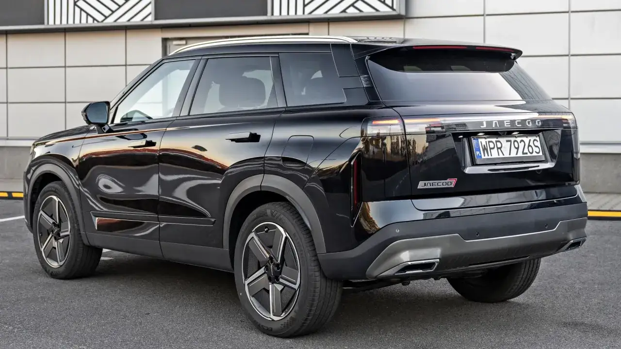 Czarny Jaecoo 7, nowoczesny SUV z charakterystycznymi światłami LED. Sprawdź jego atrakcyjną jaecoo 7 cena.