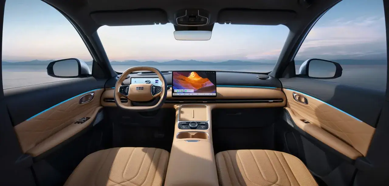 Wnętrze Geely Starray EM-i z beżową tapicerką i niebieskim ambientowym oświetleniem. Duży ekran multimedialny i cyfrowe zegary.