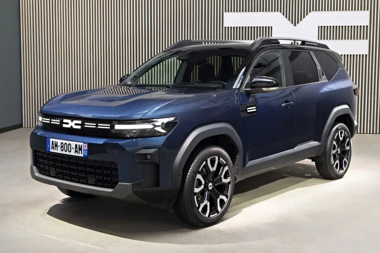 Nowy Dacia Bigster w ciemnoniebieskim kolorze, z nowoczesnym designem i atrakcyjną dacia bigster cena.