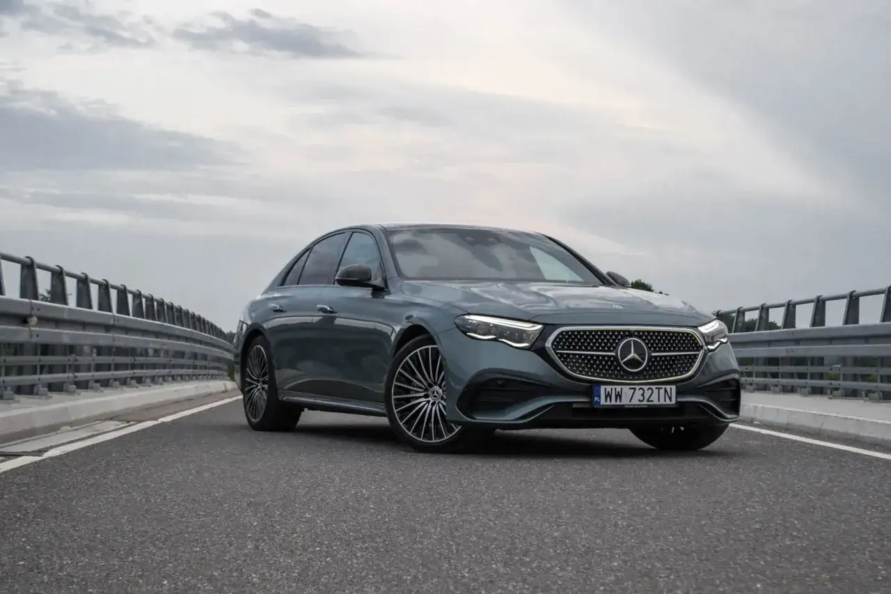 Elegancki, szary Mercedes E220d na moście, gotowy do podróży.