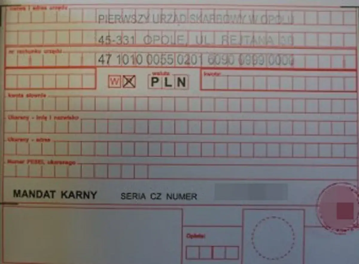 Mandat karny z pieczątką urzędu skarbowego. Dokument zawiera dane dotyczące płatności, w tym walutę PLN. Warto sprawdzić, ile czasu na zapłacenie mandatu pozostało.