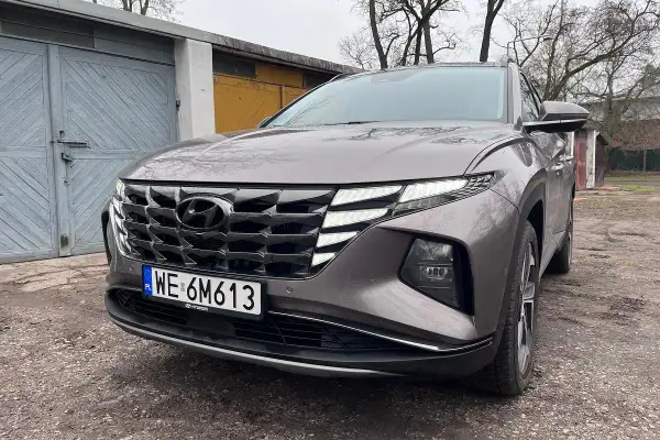 Szary Hyundai Tucson z charakterystycznym grillem i światłami LED. Sprawdź aktualną hyundai tucson cena.