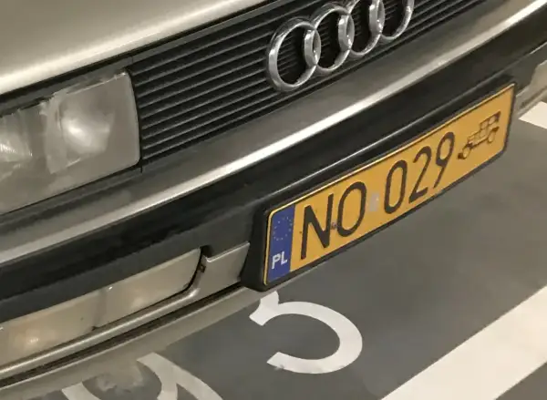 Zbliżenie na przód samochodu Audi z polską tablicą rejestracyjną NO 029.