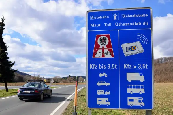 Znak drogowy informuje o opłatach za autostrady i drogi szybkiego ruchu w Austrii. Winieta jest obowiązkowa dla pojazdów do 3,5t.