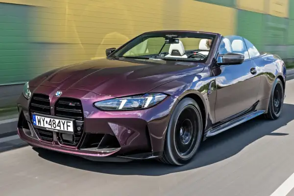 Fioletowe BMW M4 Cabrio na drodze. Sprawdź aktualną bmw m4 cena i poczuj wolność jazdy.