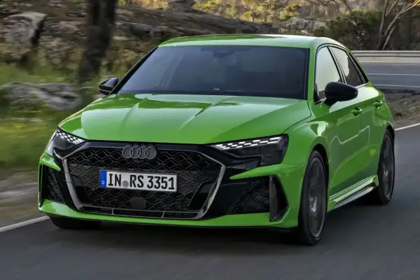 Jaskrawozielone Audi RS3 na drodze. Sprawdź aktualną audi rs3 cena i możliwości tego sportowego auta.