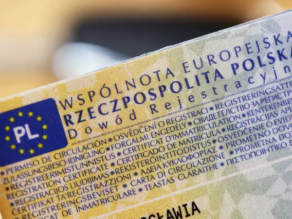 Dowód rejestracyjny z napisem "WSPÓLNOTA EUROPEJSKA RZECZPOSPOLITA POLSKA". Widać symbol PL i gwiazdki UE. Brak miejsca w dowodzie rejestracyjnym.