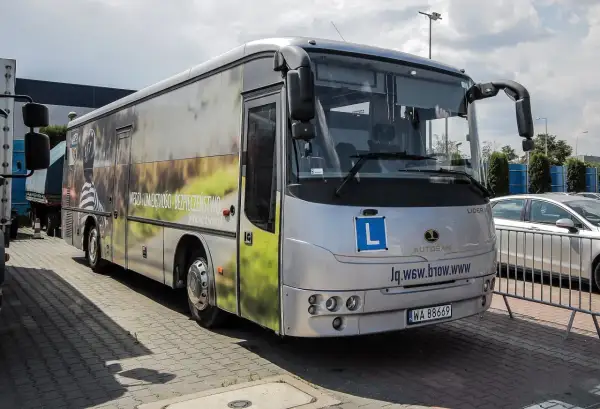 Autosan Lider 10 z literą L na przedzie, symbolizujący naukę jazdy. Sprawdź, jaka jest prawo jazdy kat D cena.