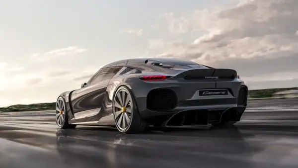 Szary Koenigsegg Gemera z tyłu, z widocznym napisem "Gemera". Jego cena jest astronomiczna, ale wygląd zapiera dech w piersiach.