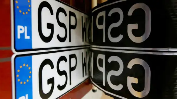 Dwie tablice rejestracyjne CT z polskimi oznaczeniami PL i gwiazdkami UE.