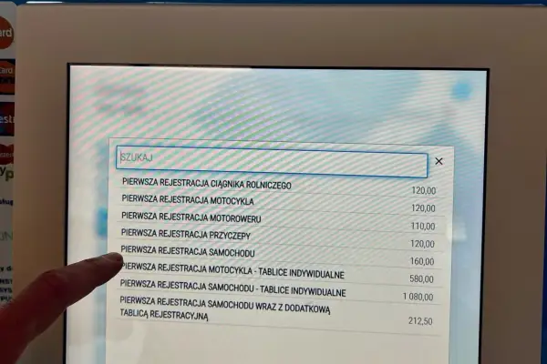 Sprawdzam, ile kosztuje przerejestrowanie samochodu bez zmiany tablic. Na ekranie widzę cennik różnych rejestracji, w tym tej interesującej mnie.
