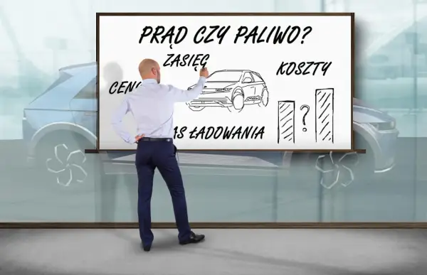 Mężczyzna pisze na tablicy "Prąd czy paliwo?", porównując zasięg, koszty i czas ładowania. Zastanawiasz się, ile kosztuje samochód elektryczny?