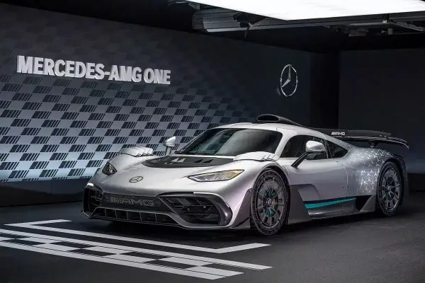 Srebrny Mercedes-AMG ONE z aerodynamicznymi wlotami i charakterystycznym wzorem gwiazdek na karoserii.