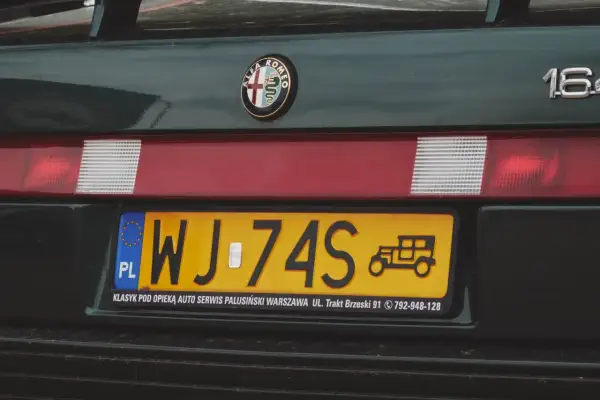 Alfa Romeo 164 z rejestracją WJ-74S. Klasyk pod opieką auto serwisu Palusiński.