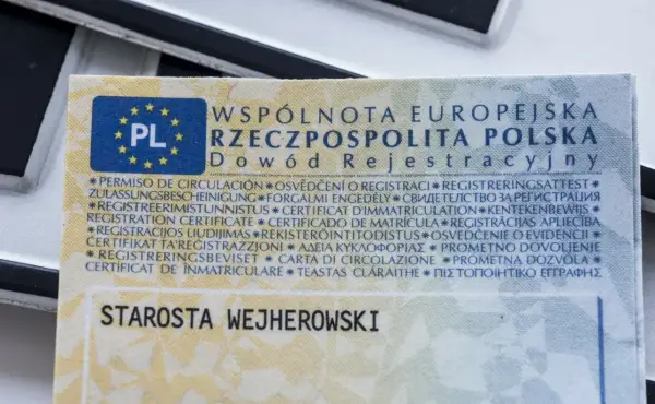 Zgubiony dowód rejestracyjny? Dokument z pieczątką Starosty Wejherowskiego, z napisem "Dowód Rejestracyjny" i flagą PL.