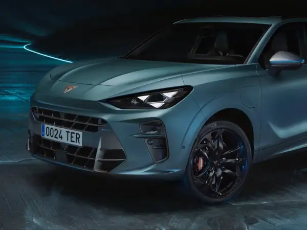 Nowy Cupra Terramar w matowym, turkusowym kolorze, z czarnymi felgami i niebieskimi akcentami. Sprawdź jego cenę!