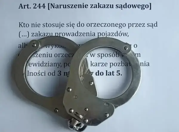 Zabrane prawo jazdy na 3 lata co dalej? Artykuł 244 Kodeksu karnego mówi o naruszeniu zakazu sądowego, grozi za to pozbawienie wolności od 3 miesięcy do 5 lat.